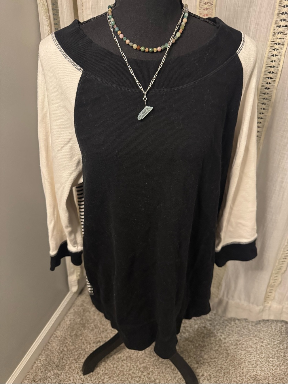 Zenergy by Chico’s Two-Tone Black and White Raglan Sweatshirt